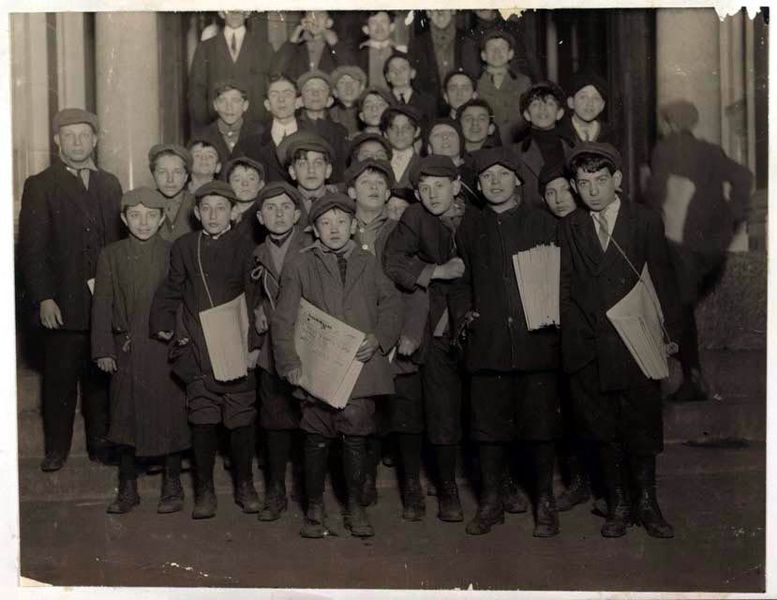 Niños a las puertas de los talleres de Forverts antes de iniciar el reparto de diarios