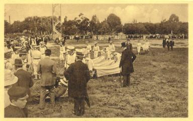 Simulacro de la Cruz Roja en un parque de Barcelona durante el V Congreso Universal de Esperanto (1909)
