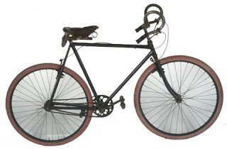 La du-ĉena biciklo de Vélocio konservita en Musée d'Art et Industrie de Saint-Etienne
